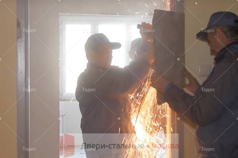 Ustanovka Vhodnyh Stalnyh Dverej Todes V Pushkino